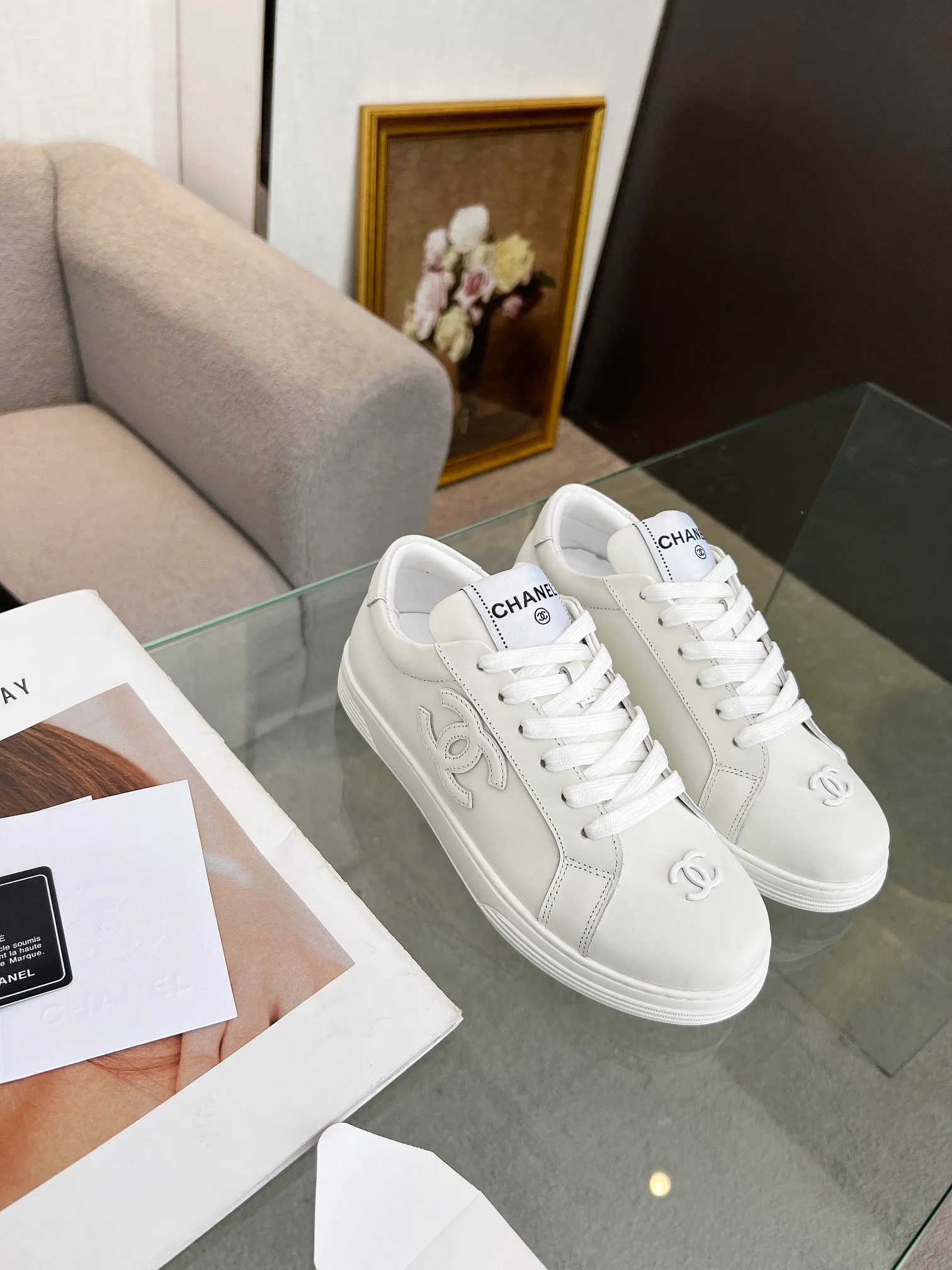 👟👟Ex-factory price 520👟👟Chanel Chanel 24SF latest model full leather panda color white shoes casual sports shoes skateboard shoes original purchase and development production Xiaoxiang C Home Another super popular item in the counter, loved by Internet celebrity bloggers and sisters, and various praises on social platforms. It is very popular, has a high texture, is breathable and super spring and summer. Seeing this issue always arouses the inner desire of girls for fashion. The latest suede material, classic black and white color, full of fashionable feeling on the feet, easy to care for. Fabric: Original customized imported cowhide material. Lining: Customized soft sheepskin lining. Sole: Original molded TPU non-slip outsole. Bottom thickness: 2.5CM. Size: Women's size 35-40 (custom-made sizes 40 are non-refundable)